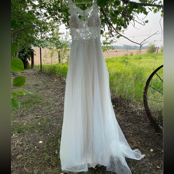 NEW Lucent Bridal gown. Bridal size 8 - Picture 3 of 6